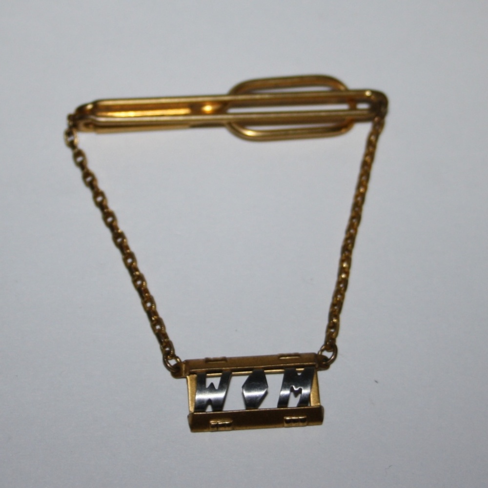 💛🔠 Vintage Gold “WM” Tie Clip by Swank (2" x 2")